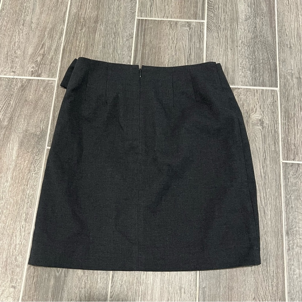 NWT! LOFT Charcoal Gray Bow-Detail Wrap Mini Skirt. Size 2. - Picture 3 of 8